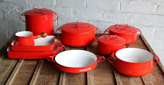 Steel enamel cookware in Cadmium red color